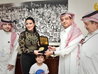 جنجال اهدای مُهر پیامبر اسلام به خواننده زن مصری