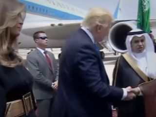 ماجرای بوسیدن دست همسر ترامپ توسط ملک سلمان در سفر به عربستان