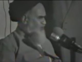 خمینی : مسلمانند مردم , نمیگذارند زنها و مردها باهم و داخل هم بشن و توی دریا بریزند و به جان هم بیفتند