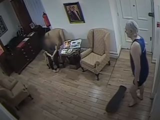 زندگی خصوصی جولیان آسانژ در سفارت اکوادور + ویدیو