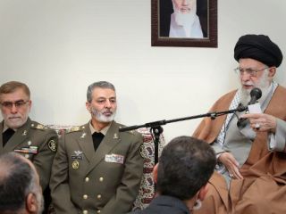 خامنه ای: دشمن را عصبانی کنید  اما او را جری نکنید!