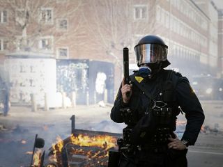 آشوب در کپنهاگ در پی پرتاب کتاب قرآن توسط بنیانگذار حزب راست افراطی