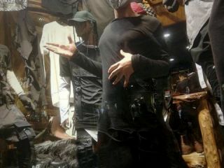 شغل: ایستادن پشت ویترین با درآمد میلیونی