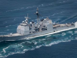 ناو جنگی آمریکایی مجهز به موشک های هدایت شونده , از تنگه هرمز عبور کرد