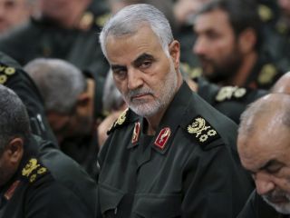 اعلام خطر قاسم سلیمانی: انقلاب و سپاه در شرایط خطرناکی قرار دارند