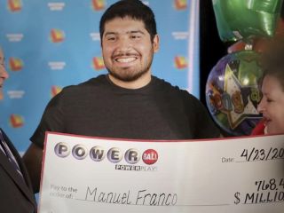 جوان ۲۴ ساله آمریکایی با بلیط بخت آزمایی ۱۰ دلاری ۷۶۸ میلیون دلار بُرد