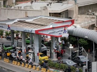 صف های طولانی مقابل پمپ بنزین‌ها در تهران پس از خبر افزایش قیمت بنزین - تصاویر