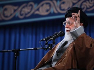 آیت‌الله خامنه‌ای: ملت آرایش جنگی بگیرد