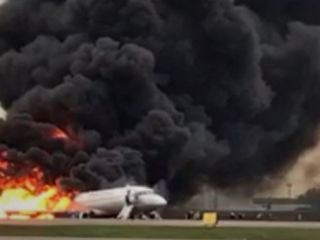 هواپیمای مسافربری روسیه در آسمان آتش گرفت / ۴۱ نفر کشته شدند