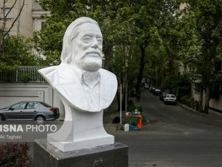 احمد مسجد جامعی : سردیس جمشید مشایخی اصلا شبیه به او نیست