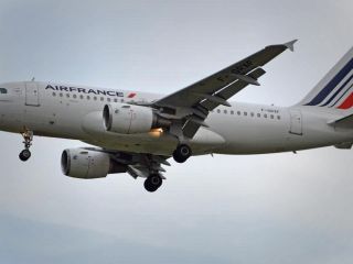 هواپیمای ایرفرانس که از صفحه رادار ناپدید شده بود در اصفهان فرود اضطراری کرد