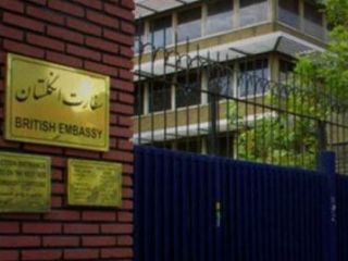 سفیر انگلیس در تهران به چه کسانی افطاری داد؟