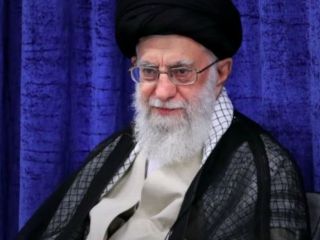 خامنه ای : بنا نیست جنگی انجام بگیرد  / مذاکره با دولت فعلی آمریکا سم مضاعف است