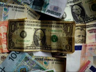 ادامه کاهش قیمت دلار و سکه؛ تقاضای طلای آب‌شده اوج گرفت