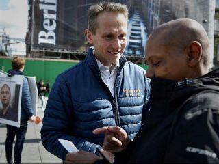 کارزارهای انتخاباتی عجیب دانمارک؛ از تبلیغ در سایت پورنو تا خوابیدن در خانه رأی‌دهندگان