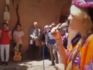 شادی و پایکوبی مرد و زن در روستای ابیانه با آهنگ کلاغ دم سیاه شهره