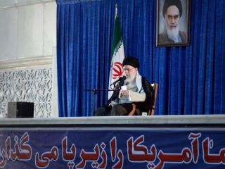 خامنه‌ای در سی‌امین سالگرد درگذشت خمینی: آمریکایی‌ها نزدیک نیایند ‎