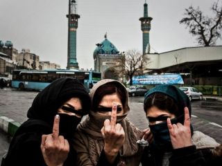از انگشت وسط نشان دادن دختران ایرانی تا راهبه های نشئه