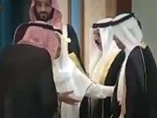 بن سلمان نظاره گر صحنه دست دادن پادشاه عربستان با نخست وزیر قطر