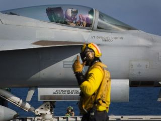 فرمانده سنتکام: با تقویت نظامی آمریکا در خلیج فارس , ایران از موضع خود عقب نشینی کرده