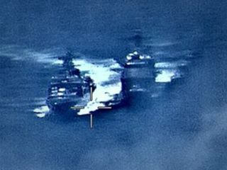 عبور خطرناک دو ناو جنگی آمریکا و روسیه با فاصله چند متری از هم  + ویدیو