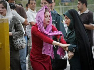 نور پهلوی; صدای زنان ایران و خواهر کوچکم، فرح