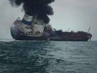 ۲ نفتکش در نزدیکی تنگه هرمز منفجر شدند