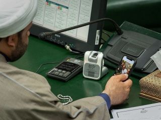 نماینده مجلس با گوشی آمریکایی به عکس کباب خوری فرزندان اروپا نشین وزیر نیرو نگاه می کند!!