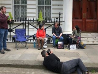 همسر نازنین زاغری مقابل سفارت ایران در لندن اعتصاب غذا کرد