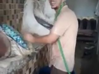 راه حل یک نانوا در اهواز برای رهایی از شدت گرمای هوا و تنور : وصل کردن لوله آب به خودش