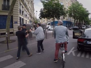 حمله راننده فرانسوی به مرد نابینا و همراهش + تصاویر و ویدیو