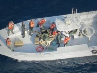 آمریکا با انتشار تصاویر جدیدی از خارج کردن مین از بدنه نفت کش ها , مجددا ایران را متهم کرد