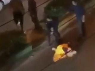 برخورد فوق العاده خشن نیروی انتظامی با یک خانم بر سر مساله حجاب  در شهر رشت