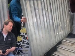 اطراف محل اعتصاب همسر نازنین زاغری با ورقه های فلزی پوشانده شد