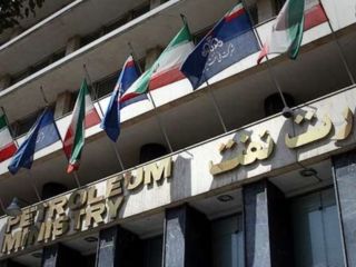 «مدیر مالی وزارت نفت» و یک صراف در تهران به اتهام قصد خارج کردن ۲۵ میلیون دلار بازداشت شدند