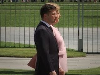 آنگلا مرکل در دیدار با رئیس جمهور جدید اوکراین دچار لرزش ناگهانی شد - ویدیو