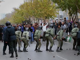 دو بسیجی: ما به طور منظم برای مقابله با شورش‌های شهری آموزش نظامی می‌بینیم