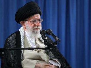 خامنه‌ای:می‌خواهند با مذاکره،اسلحه و عامل اقتدار را از دست ایران بگیرند تا هر بلایی می‌خواهند سر ملت بیاورند