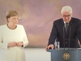 آنگلا مرکل،‌ صدر اعظم آلمان مجددا لرزید - ویدیو