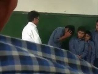 سیلی های بی رحمانه یک معلم بر صورت دانش آموز