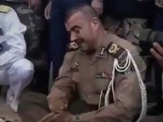 گل مالی کردن فرمانده دژبان کل ارتش بر سر مزار دو سرباز گمنام در چیتگر تهران