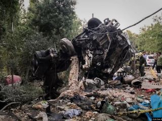 انفجار کامیون پس از برخورد با دیوار باغ سفارت روسیه در تهران