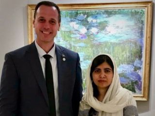 جنجال عکس وزیر آموزش کبک در کانادا با ملاله یوسف‌زی