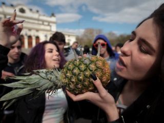 پژوهش جدید: چرا مصرف ماری‌جوآنا برخی را شاد و برخی را بدگمان می کند