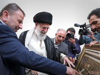 خامنه ای: امروز فلسطینی ها به جای سنگ مجهز به موشک های نقطه زن هستند