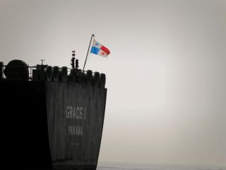 طبق گزارش رویترز سه کشور پرچم های خود را از ۶۰ نفتکش ایران پس گرفته اند