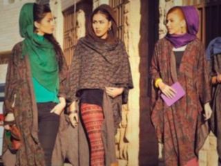 مانتوهای «جلوباز» ، چالش جدی مسئولان انتظامی ایران