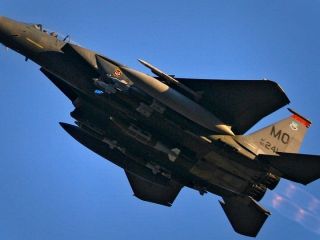 آمریکا جنگنده های جدید «اف ۱۵ ای» با مهمات ویژه به تنگه هرمز اعزام کرد