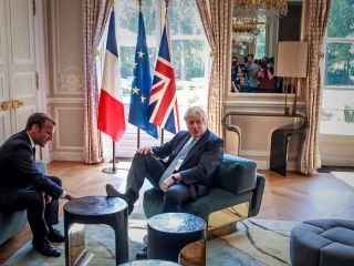 وقتی بوریس جانسون در دیداری رسمی پایش را روی میز امانوئل ماکرون گذاشت