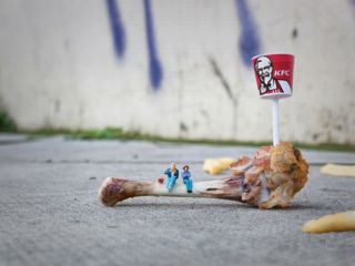 تصویر سازی هایی دیدنی که به کمک مجسمه های کوچک و توسط یک هنرمند بریتانیایی خلق شده اند